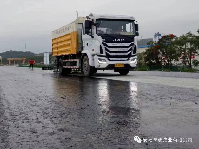 祝賀我司深汕西項目透層、封層試驗段圓 滿成功